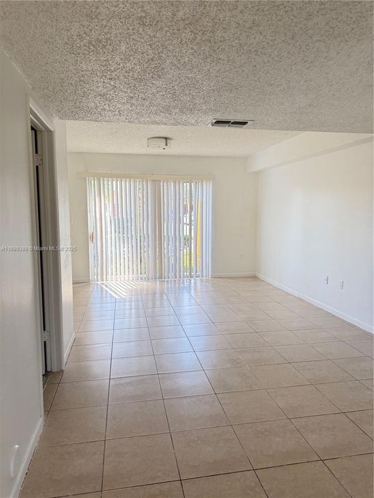 For Rent: $2,000 (2 beds, 2 baths, 898 Square Feet)