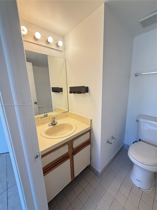 For Rent: $2,000 (2 beds, 2 baths, 898 Square Feet)