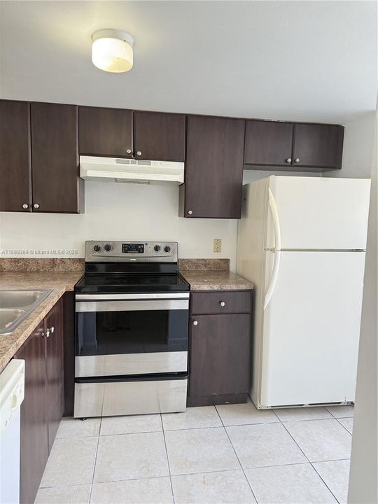 For Rent: $2,000 (2 beds, 2 baths, 898 Square Feet)