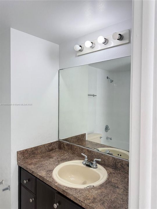 For Rent: $2,000 (2 beds, 2 baths, 898 Square Feet)