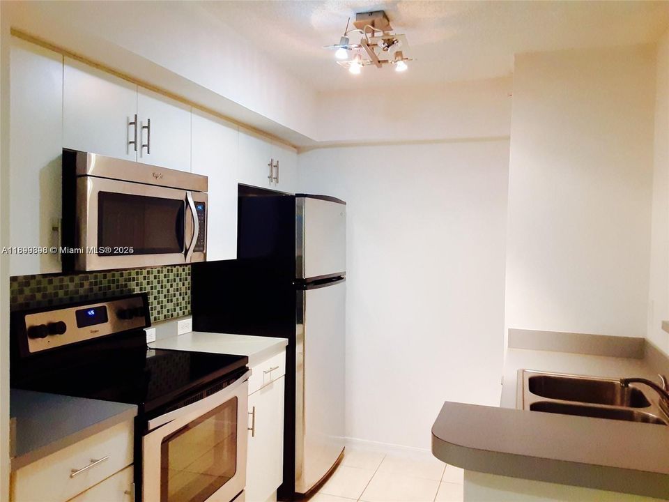 合同活跃: $216,810 (1 贝兹, 1 浴室, 742 平方英尺)