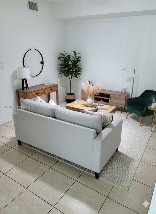 合同活跃: $216,810 (1 贝兹, 1 浴室, 742 平方英尺)