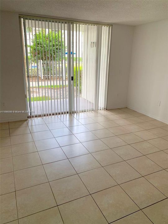 合同活跃: $216,810 (1 贝兹, 1 浴室, 742 平方英尺)