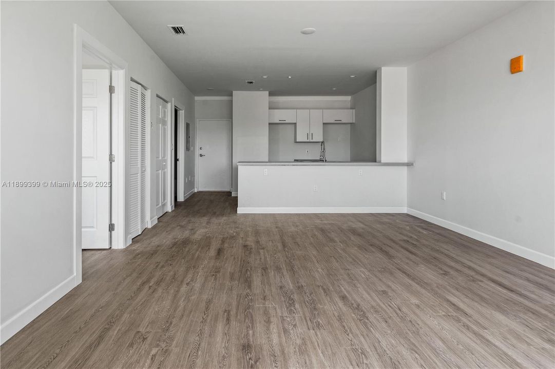 出租: $2,000 (1 贝兹, 1 浴室, 705 平方英尺)