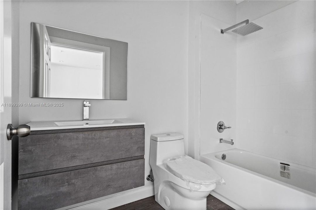 出租: $2,000 (1 贝兹, 1 浴室, 705 平方英尺)