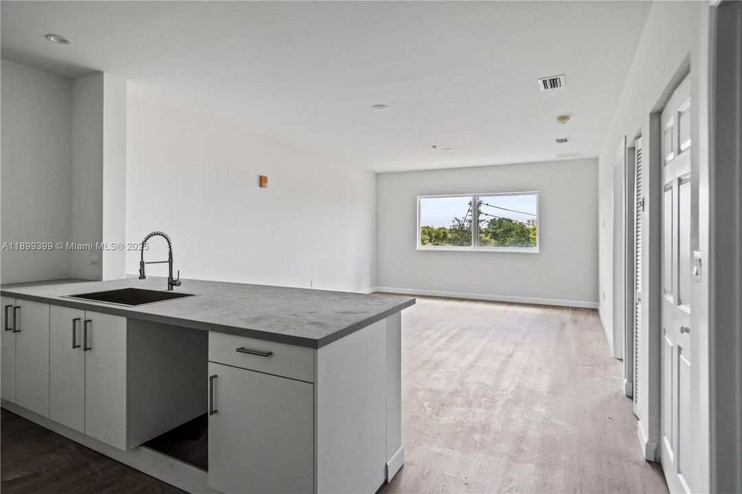 出租: $2,000 (1 贝兹, 1 浴室, 705 平方英尺)