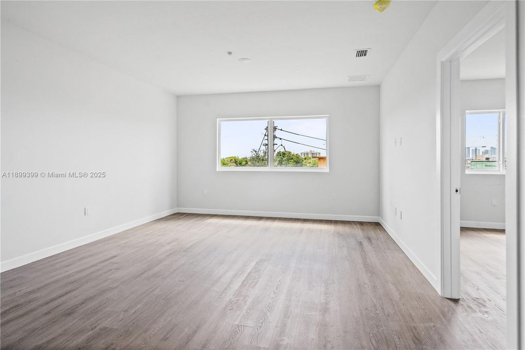 出租: $2,000 (1 贝兹, 1 浴室, 705 平方英尺)