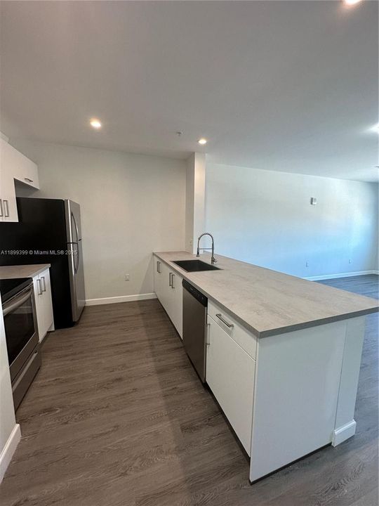 出租: $2,000 (1 贝兹, 1 浴室, 705 平方英尺)