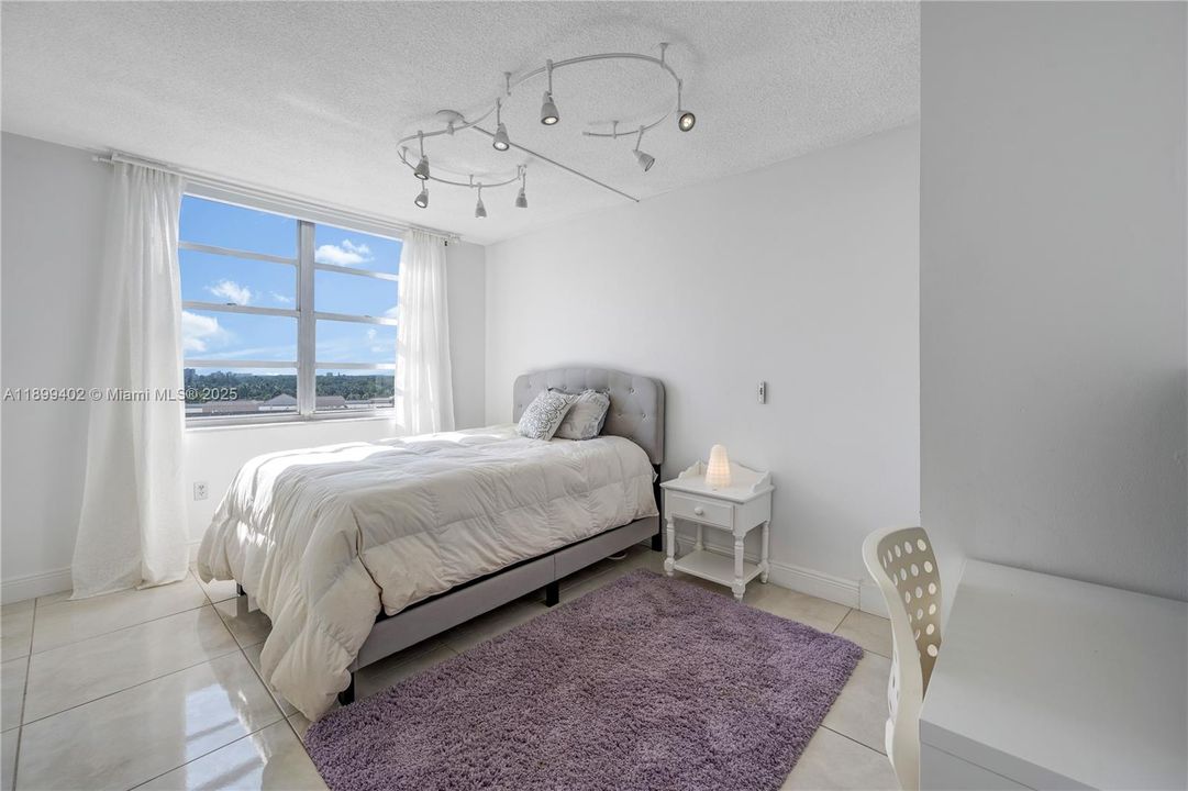 For Rent: $2,700 (2 beds, 2 baths, 1073 Square Feet)