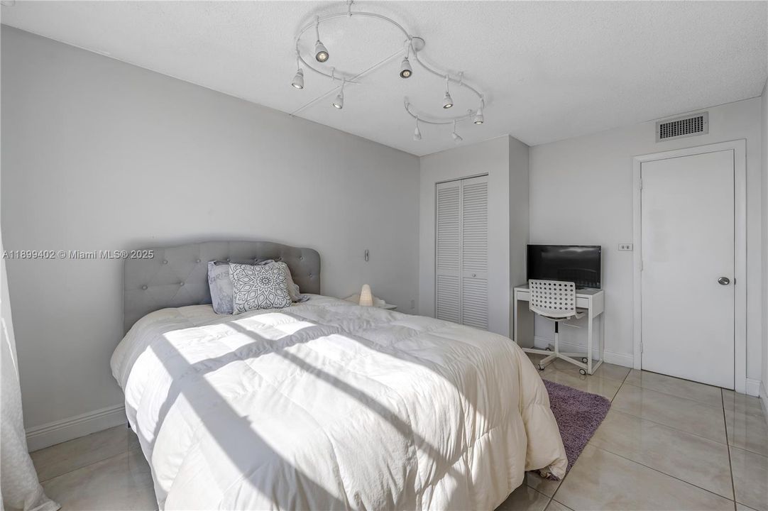 For Rent: $2,700 (2 beds, 2 baths, 1073 Square Feet)