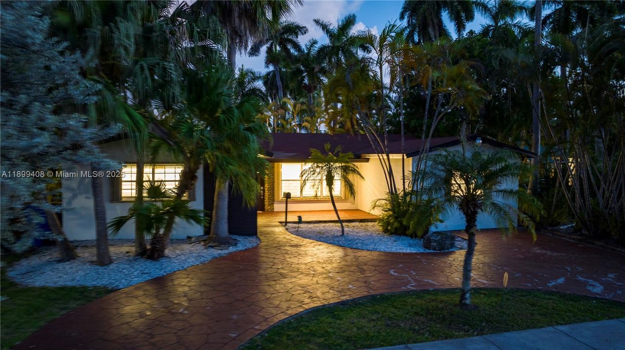 На продажу: $945,000 (5 спален, 3 ванн, 1978 Квадратных фут)