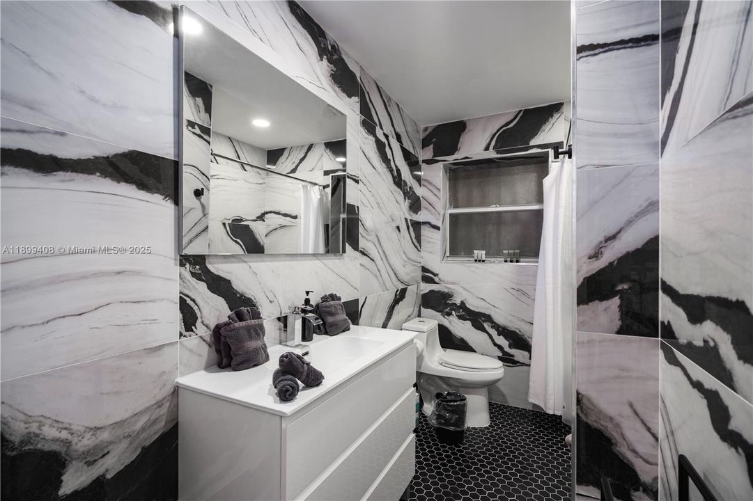 На продажу: $945,000 (5 спален, 3 ванн, 1978 Квадратных фут)