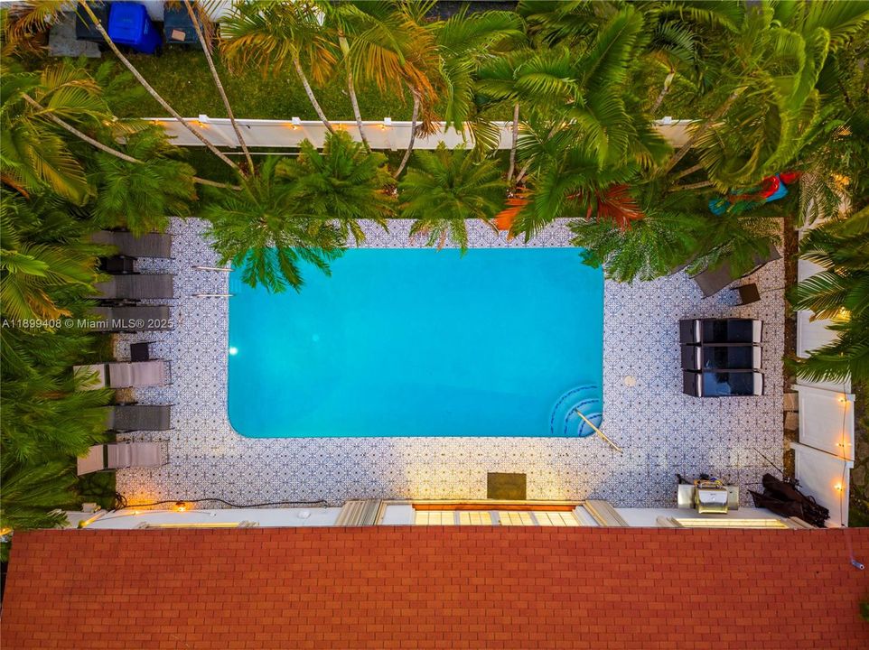 На продажу: $945,000 (5 спален, 3 ванн, 1978 Квадратных фут)