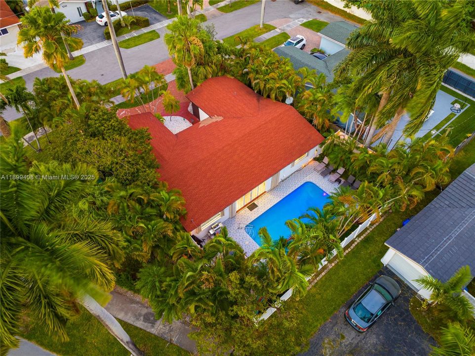 На продажу: $945,000 (5 спален, 3 ванн, 1978 Квадратных фут)