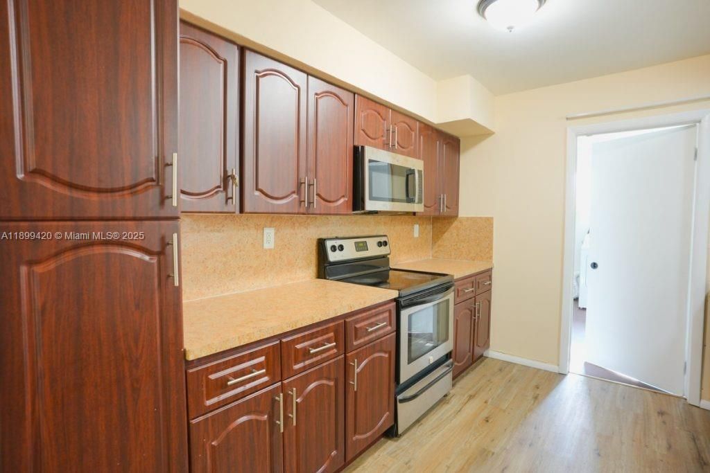 For Rent: $3,200 (3 beds, 2 baths, 1284 Square Feet)