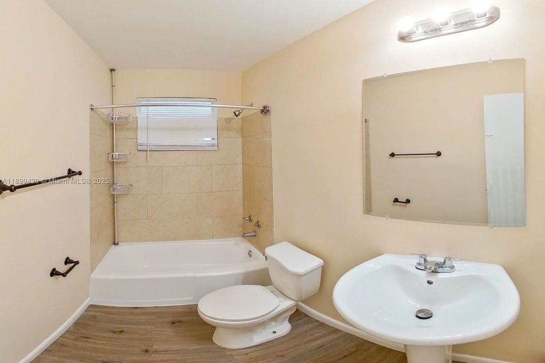 For Rent: $3,200 (3 beds, 2 baths, 1284 Square Feet)