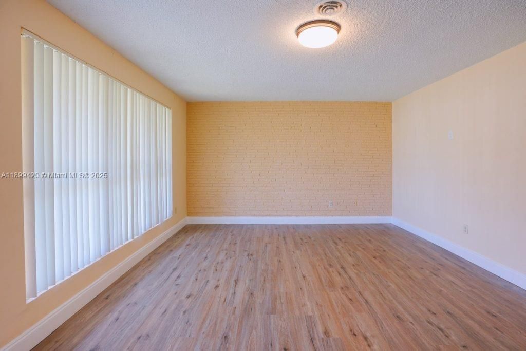 For Rent: $3,200 (3 beds, 2 baths, 1284 Square Feet)