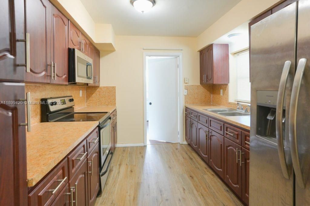 For Rent: $3,200 (3 beds, 2 baths, 1284 Square Feet)