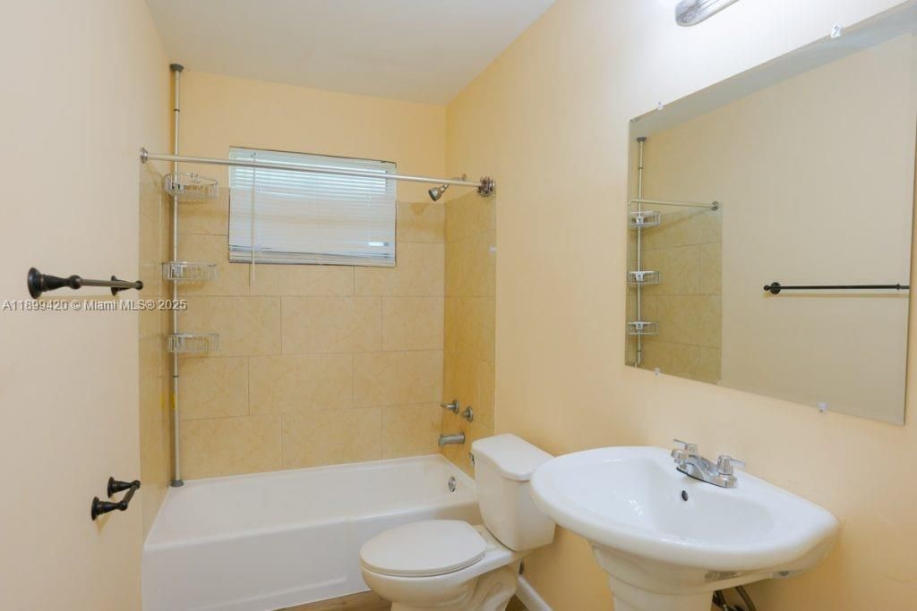 For Rent: $3,200 (3 beds, 2 baths, 1284 Square Feet)