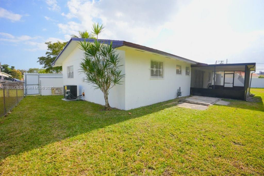 For Rent: $3,200 (3 beds, 2 baths, 1284 Square Feet)