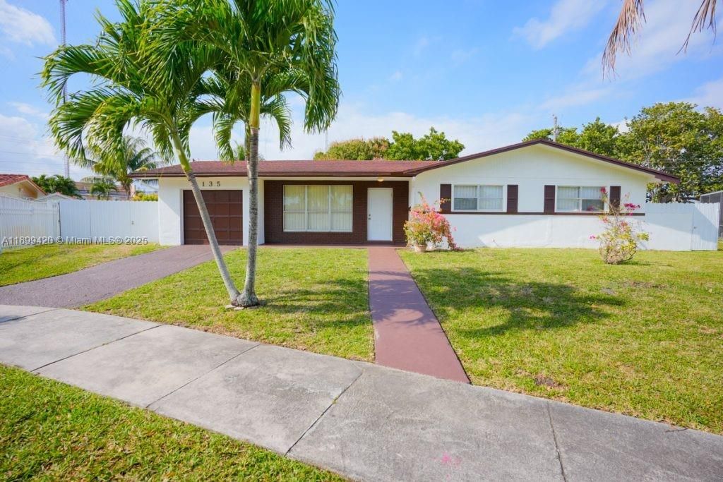 For Rent: $3,200 (3 beds, 2 baths, 1284 Square Feet)