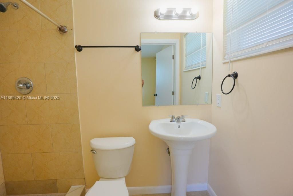 For Rent: $3,200 (3 beds, 2 baths, 1284 Square Feet)