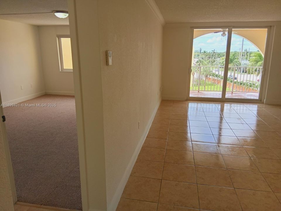 合同活跃: $214,800 (1 贝兹, 1 浴室, 870 平方英尺)