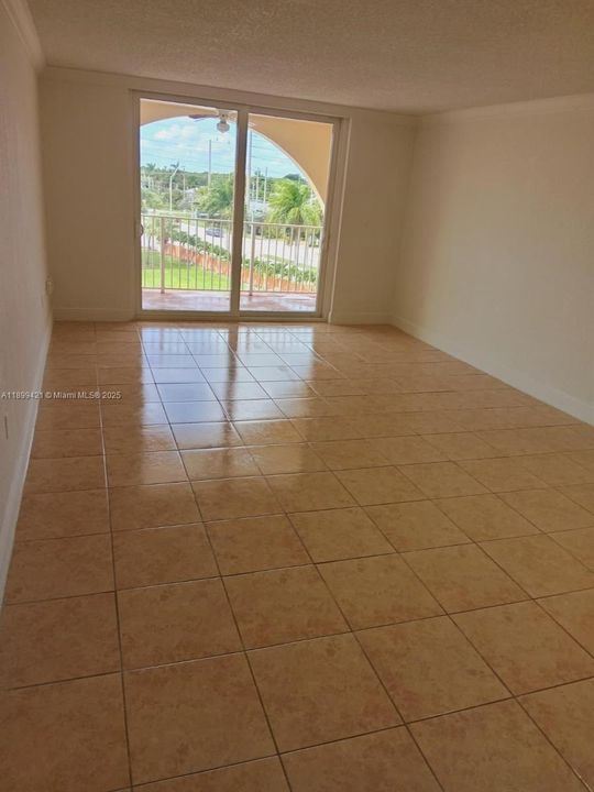 合同活跃: $214,800 (1 贝兹, 1 浴室, 870 平方英尺)