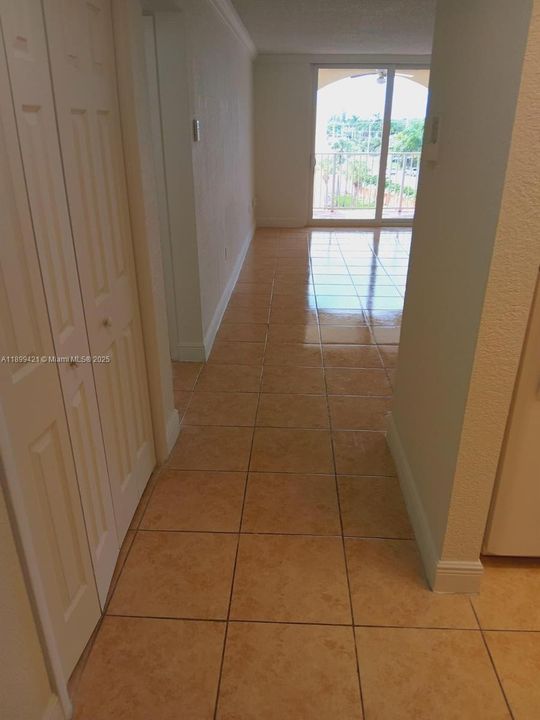 合同活跃: $214,800 (1 贝兹, 1 浴室, 870 平方英尺)