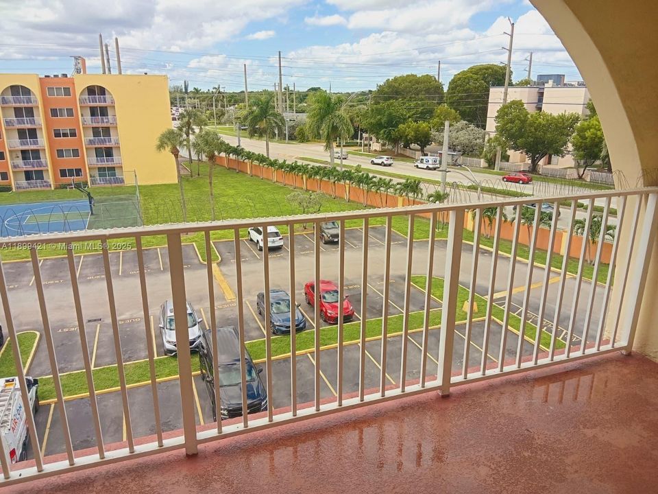 合同活跃: $214,800 (1 贝兹, 1 浴室, 870 平方英尺)