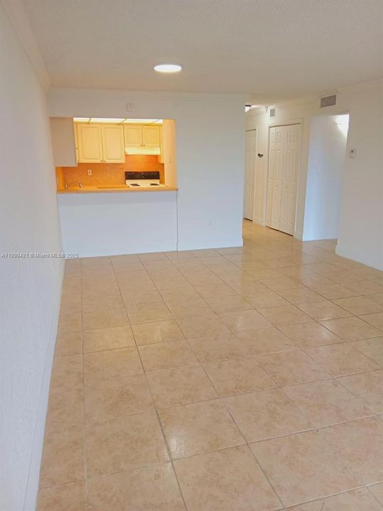 合同活跃: $214,800 (1 贝兹, 1 浴室, 870 平方英尺)