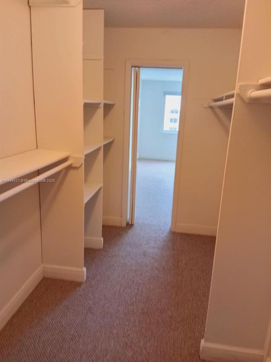 合同活跃: $214,800 (1 贝兹, 1 浴室, 870 平方英尺)