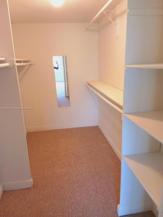 合同活跃: $214,800 (1 贝兹, 1 浴室, 870 平方英尺)