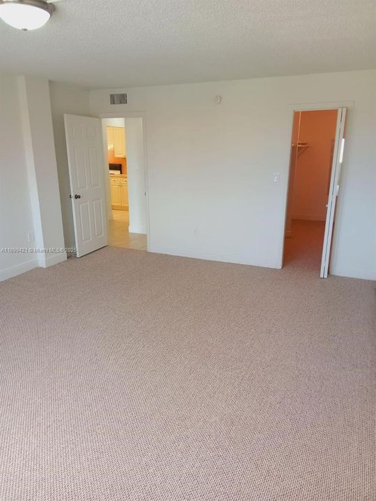 合同活跃: $214,800 (1 贝兹, 1 浴室, 870 平方英尺)