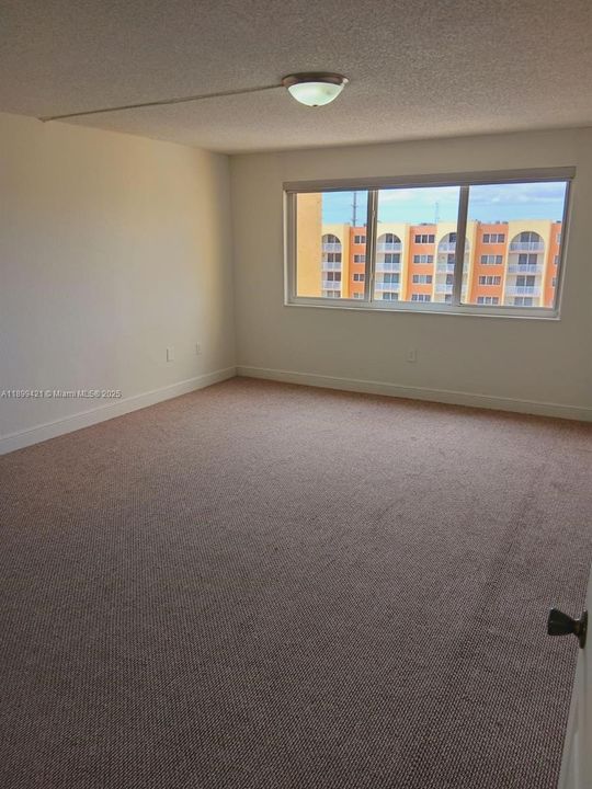 合同活跃: $214,800 (1 贝兹, 1 浴室, 870 平方英尺)