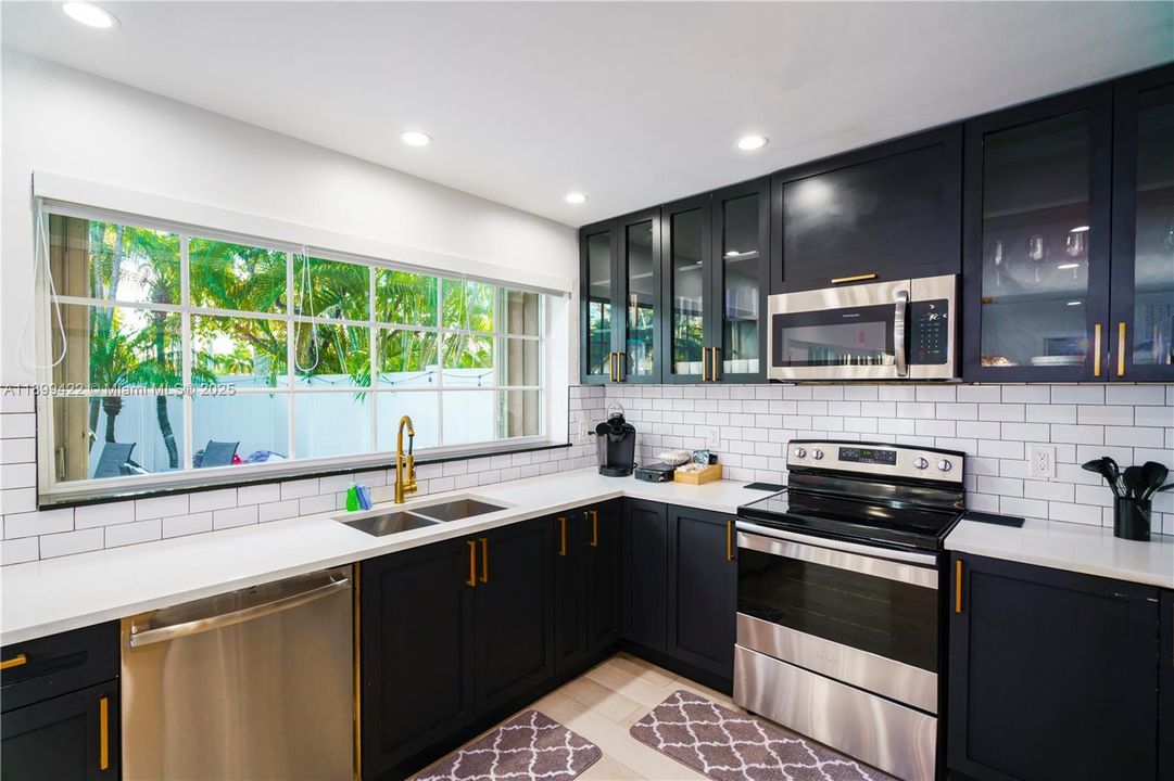 For Rent: $6,495 (5 beds, 3 baths, 1978 Square Feet)