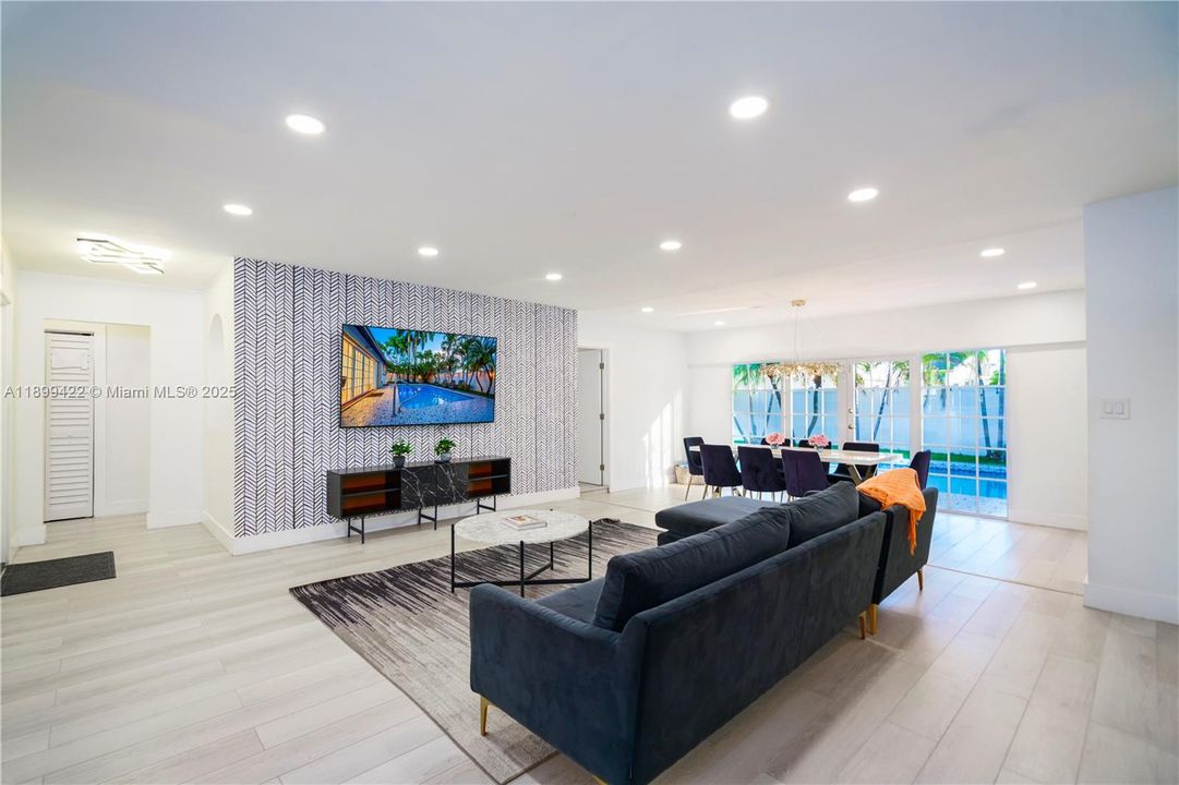 For Rent: $6,495 (5 beds, 3 baths, 1978 Square Feet)