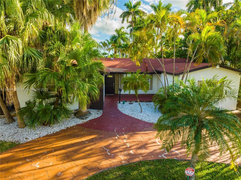 For Rent: $6,495 (5 beds, 3 baths, 1978 Square Feet)