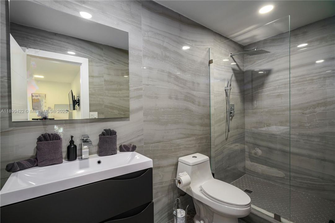 For Rent: $6,495 (5 beds, 3 baths, 1978 Square Feet)