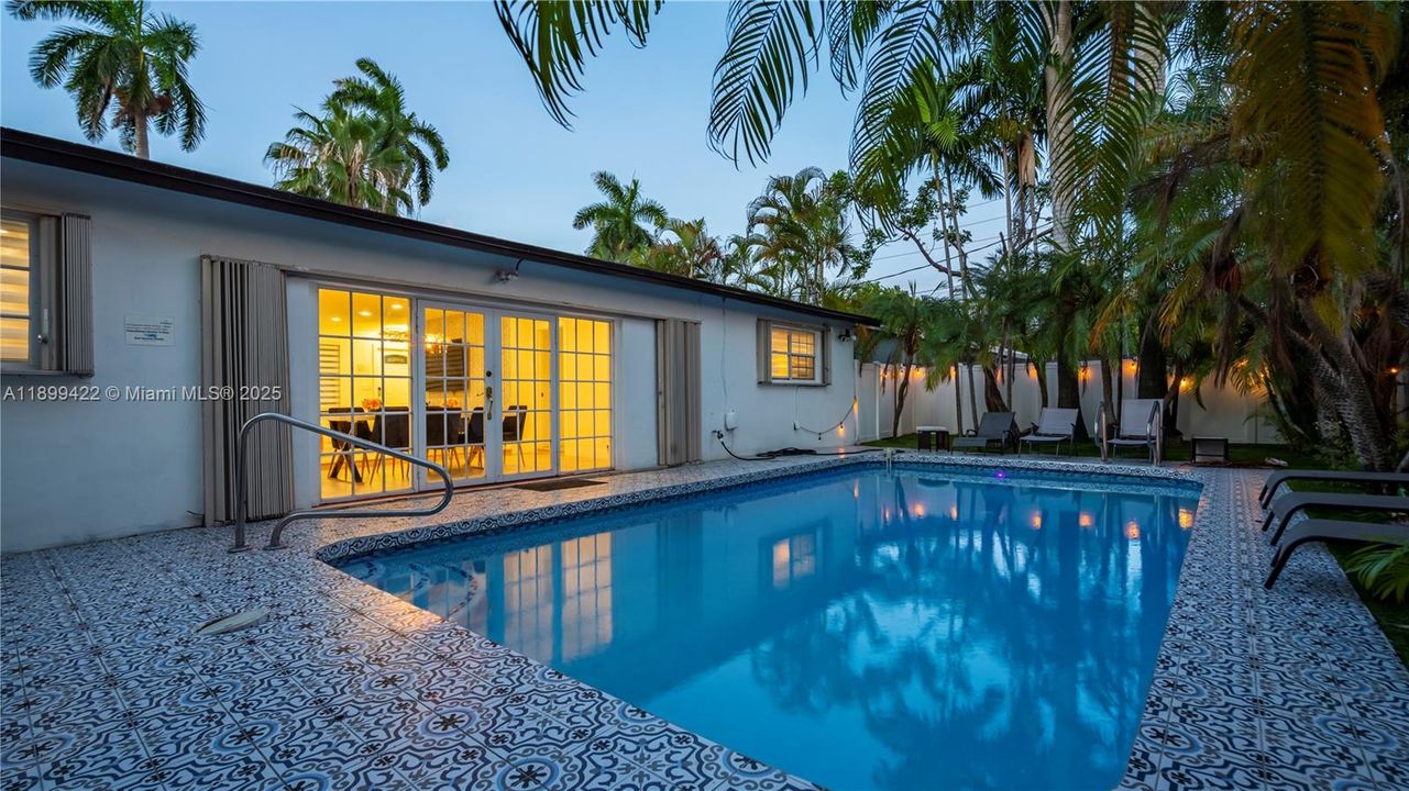 For Rent: $6,495 (5 beds, 3 baths, 1978 Square Feet)