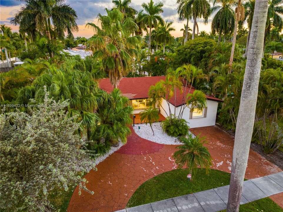 For Rent: $6,495 (5 beds, 3 baths, 1978 Square Feet)