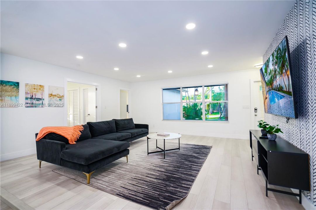 For Rent: $6,495 (5 beds, 3 baths, 1978 Square Feet)