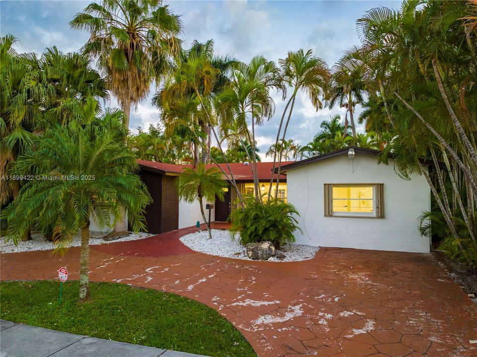 For Rent: $6,495 (5 beds, 3 baths, 1978 Square Feet)