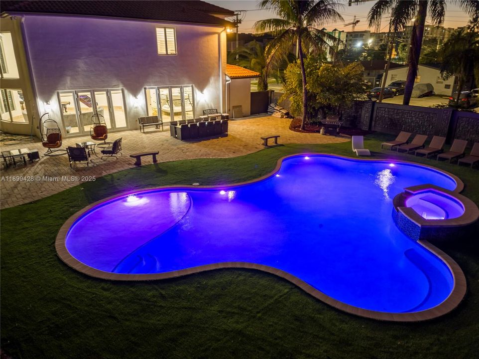 En Venta: $2,599,000 (7 camas, 5 baños, 4650 Pies cuadrados)