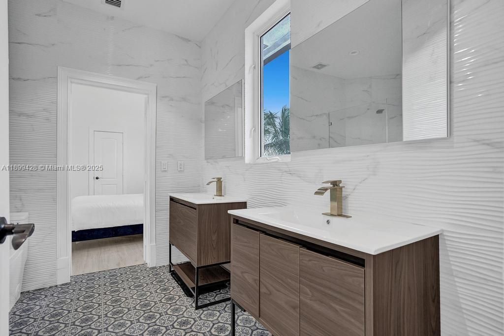 En Venta: $2,599,000 (7 camas, 5 baños, 4650 Pies cuadrados)