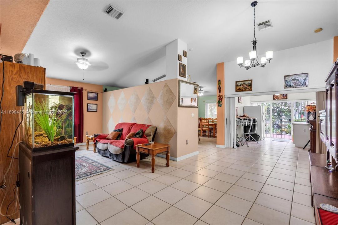 合同活跃: $640,000 (3 贝兹, 2 浴室, 1587 平方英尺)