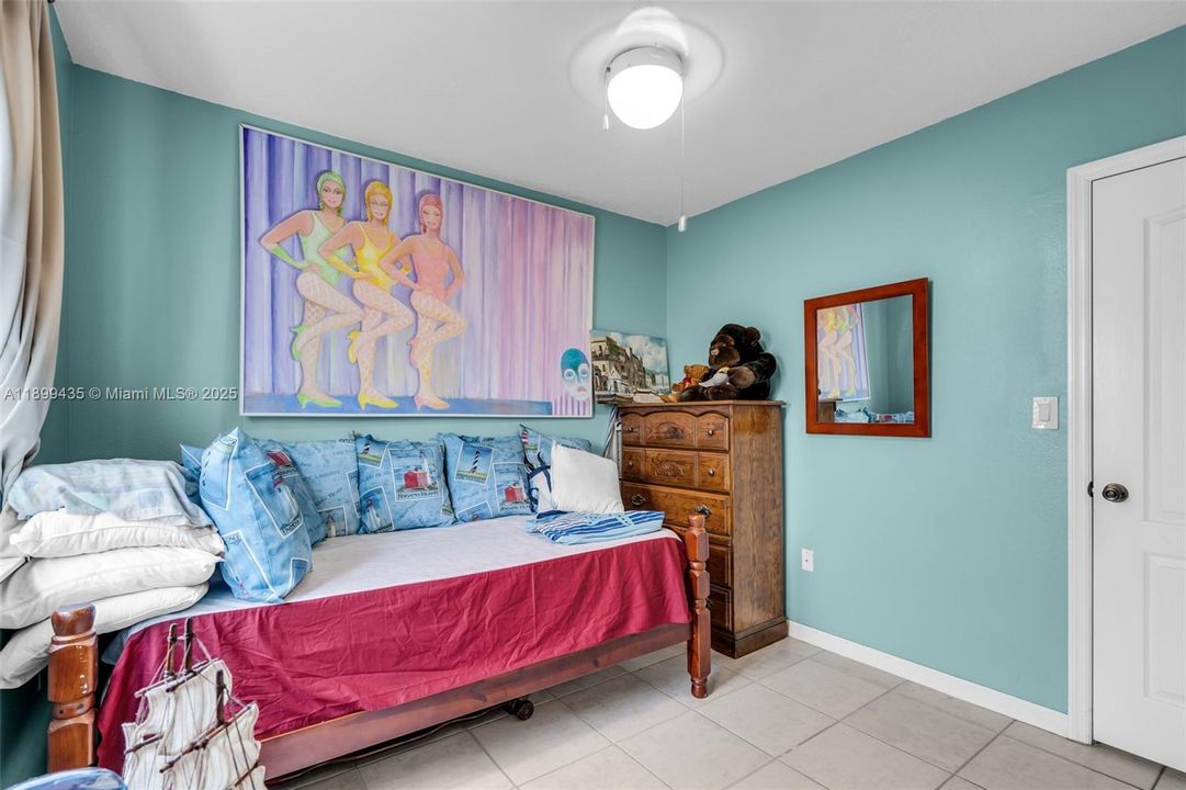 合同活跃: $640,000 (3 贝兹, 2 浴室, 1587 平方英尺)