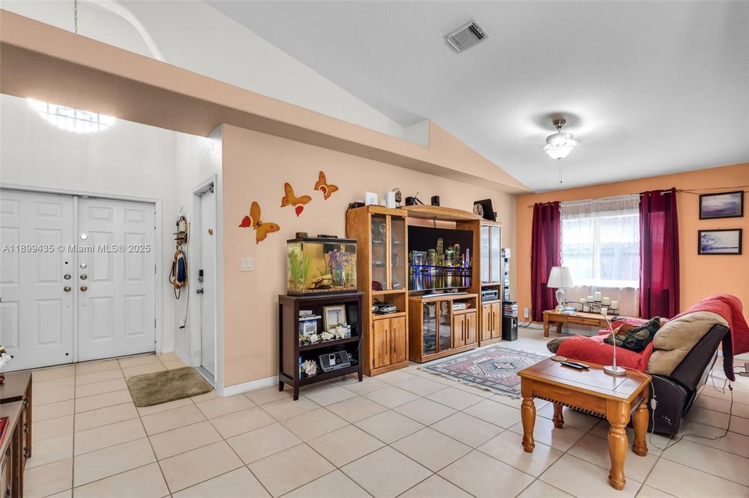 合同活跃: $640,000 (3 贝兹, 2 浴室, 1587 平方英尺)