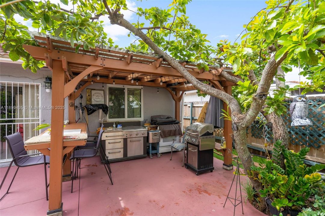 合同活跃: $640,000 (3 贝兹, 2 浴室, 1587 平方英尺)