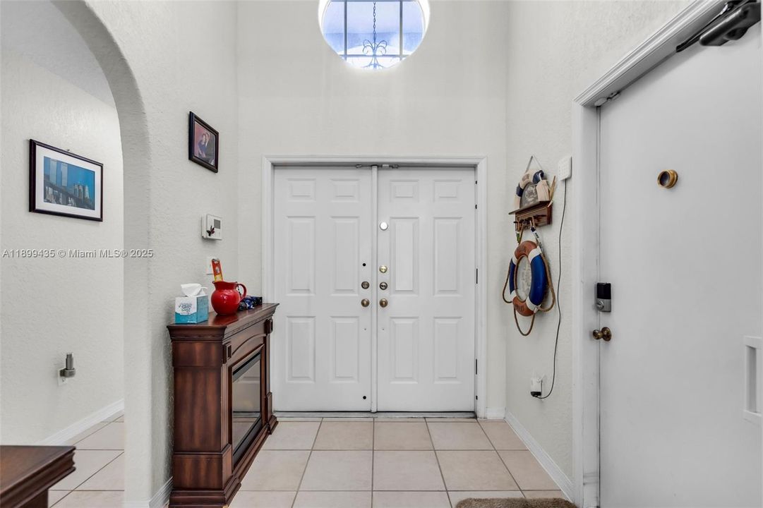 合同活跃: $640,000 (3 贝兹, 2 浴室, 1587 平方英尺)